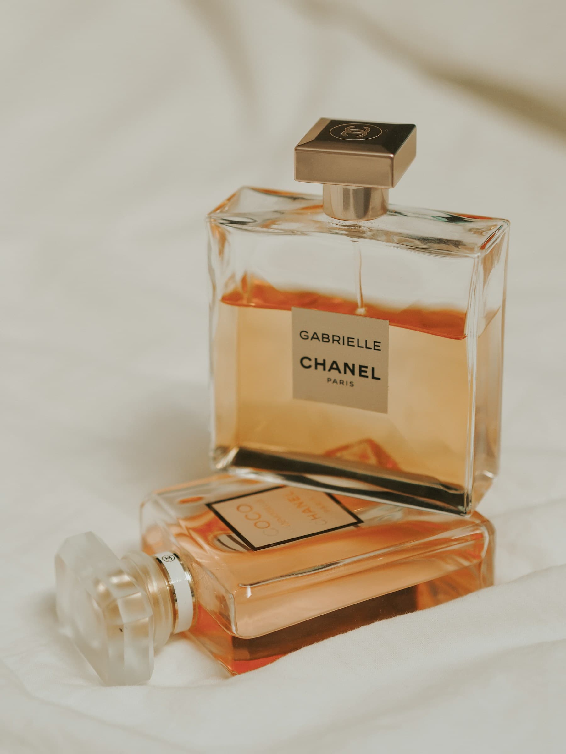 Parfumflacons in warm ochtendlicht